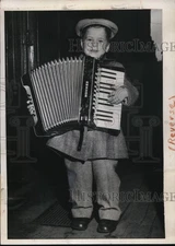 1950 Press Photo of Jan Olov Lindstaedt 6, a two time winner of Concertina