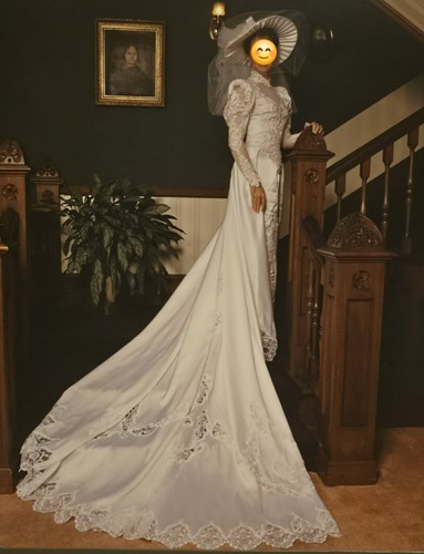Vintage 1990s Size 4 Wedding Dress Bridal Gown Lace Long Sleeve Cathedral Train