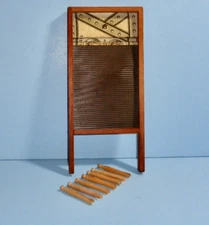 CHILD'S VINTAGE WOOD/TIN TOY WASHBOARD & 6 WOODEN CLOTHESPINS LAUNDRY PLAY SET