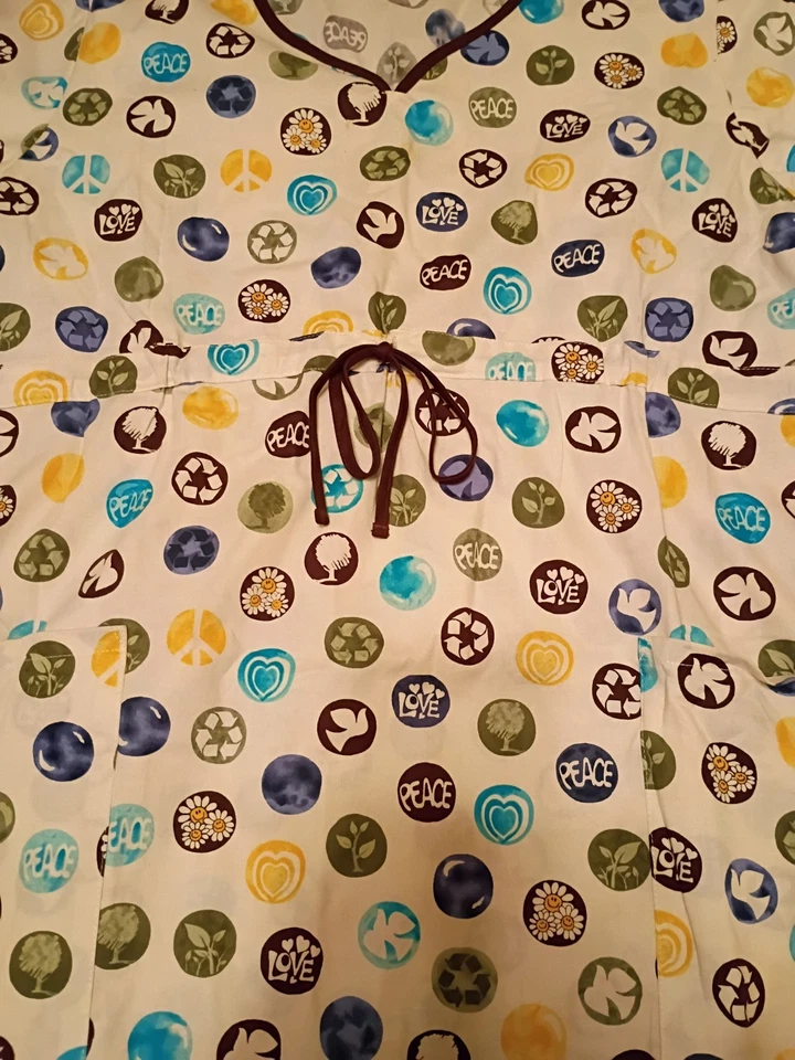 Women's Cherokee Studio White Short Sleeve Multicolored Pattern Scrub Top XL - Image 2 of 4