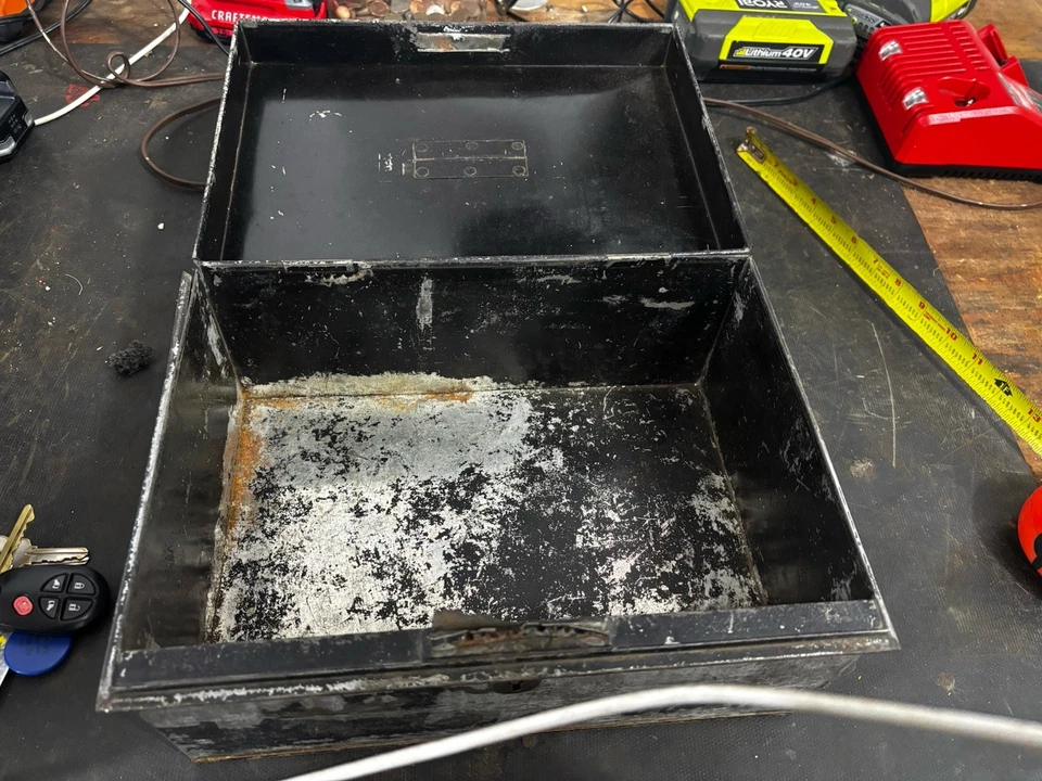 Antigua caja de almacenamiento de metal rústica de colección caja fuerte antigua agujero para llaves Foto 3 de 4