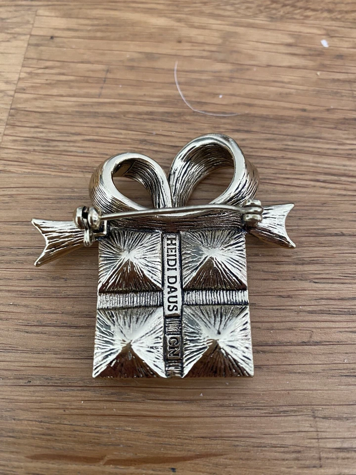 HEIDI DAUS 3 PIECESWISS BLUE TOPAZ COLORCRYSTAL2”EARRINGS,LARGE PIN $350 VALUE💙 - Image 4 of 4