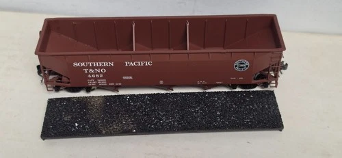 Southern Pacific Railroad 3 bay hopper 4682 Athearn? Metal Wheels Kadee RTR - Picture 2 of 7