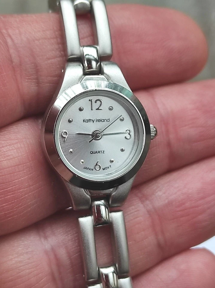 Orologio da donna con cinturino al quarzo in alluminio color argento Kathy... - Immagine 4 di 4