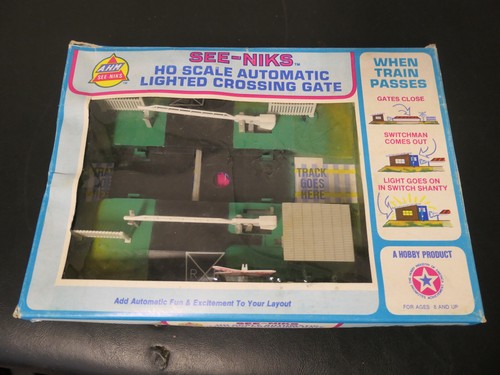 Vintage HO Scale AHM See-Niks Lighted Crossing Gate - Picture 4 of 10