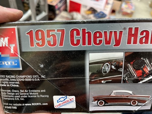 AMT 31543 1957 Chevy Bel Air Hardtop 2n1 KIT 1/25 McM fs - Picture 2 of 2