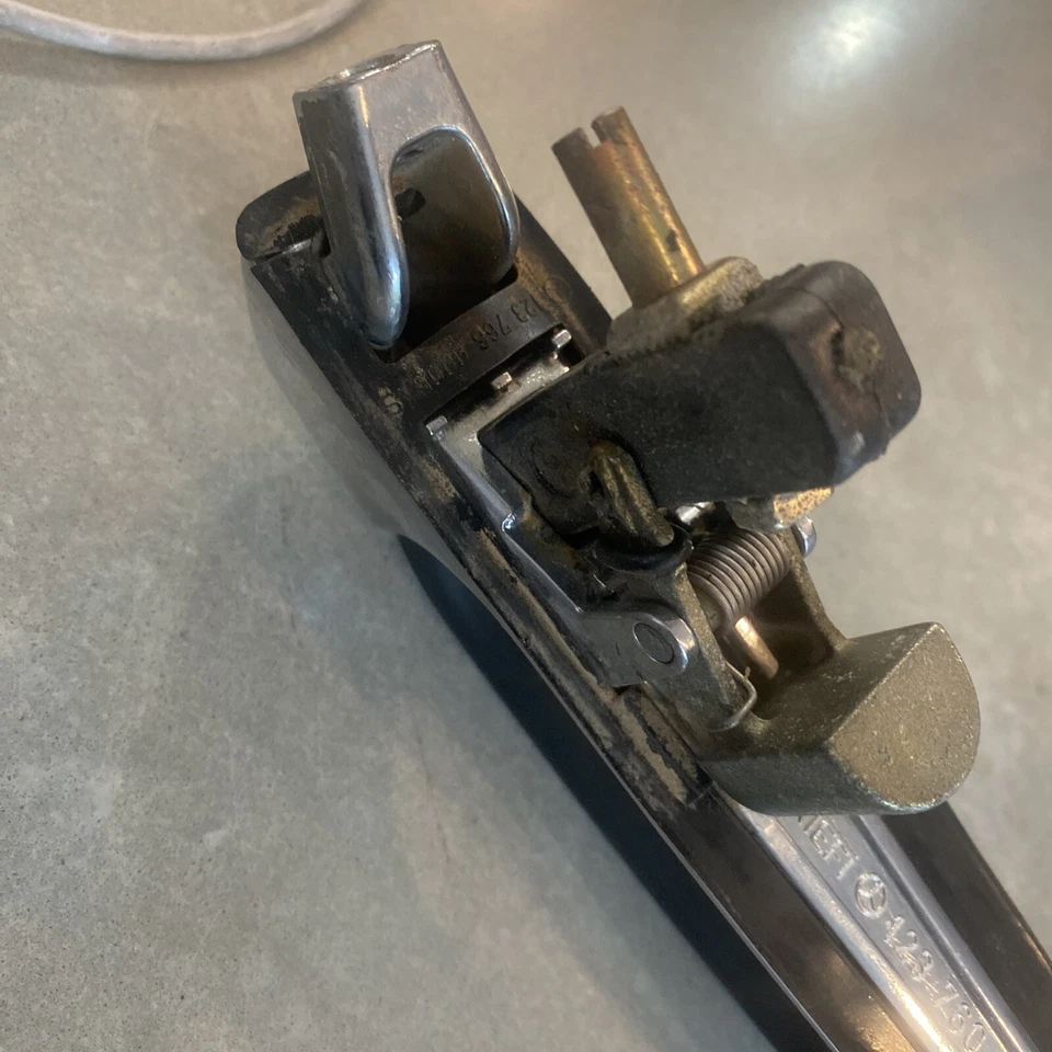 77-85 Mercedes W123 300D 280E Manija de puerta exterior trasera derecha o izquierda OEM Foto 3 de 4