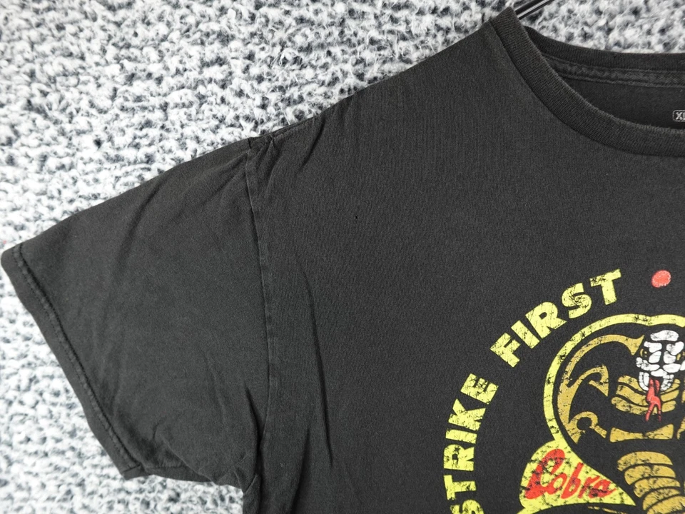 Camiseta Negra Cobra Kai "Strike First Strike Hard No Mercy" Talla XL Karate Niño Foto 2 de 4