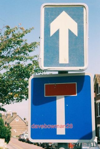 FOTO WÜRDEST DU ES WAGEN, HIER RUNTER ZU FAHREN? OBWOHL EINE EINBAHNSTRASSE EIN TOTER IST - Bild 1 von 1