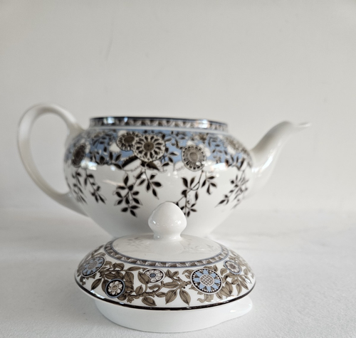 Tetera Conservatorio Colección Wedgwood Inglaterra 1759 6"H x 10"L x 6 3/4"W - Imagen 5 de 9