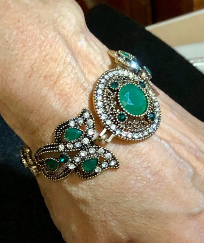 NWOT Gold Tone Green Jadite Look Stones & Clear Rhinestones Station Bracelet 7" - Picture 9 of 12
