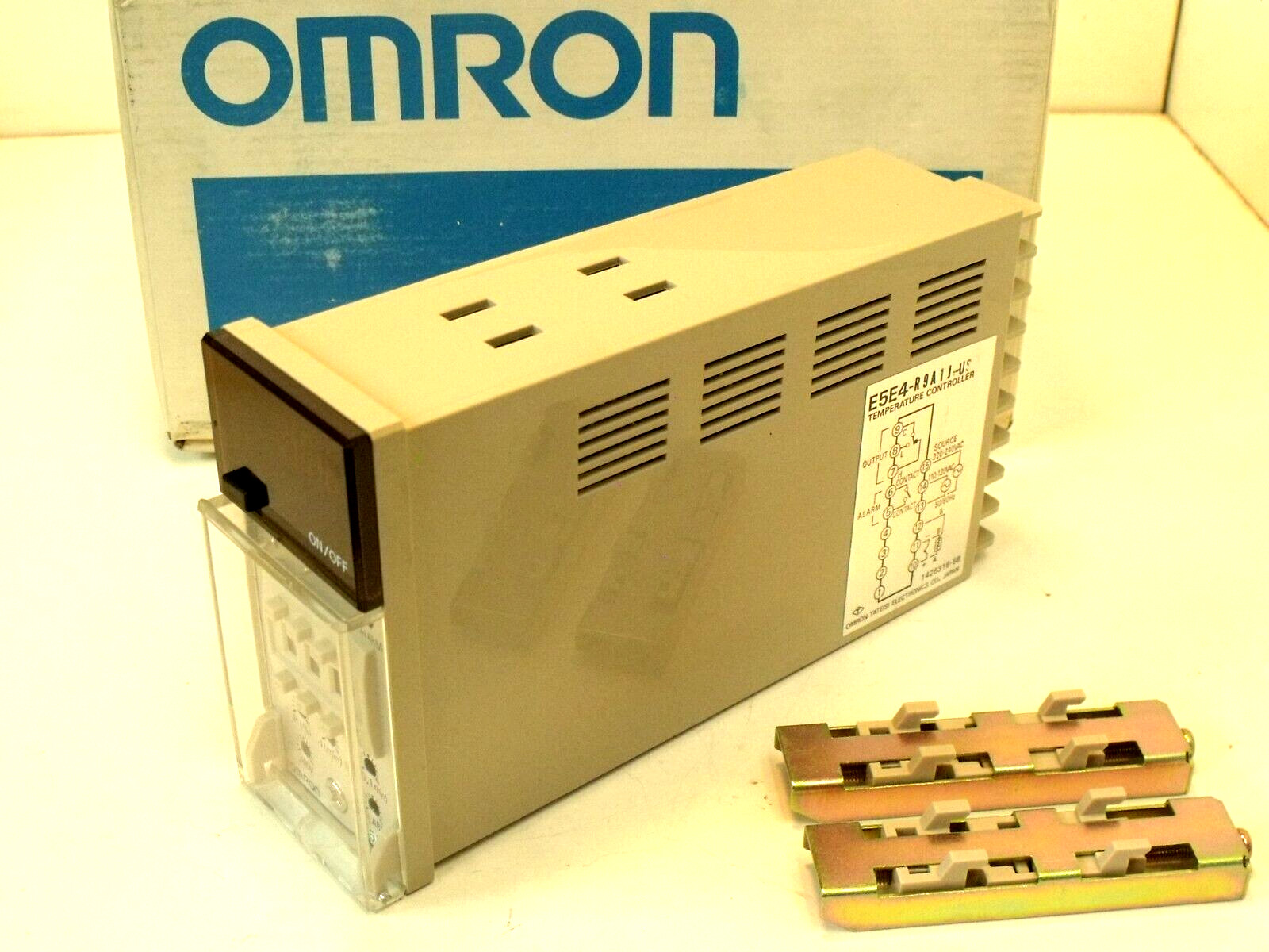 NIB Omron E5E4-R9A1J-US Temperature Controller: 110-120/220-240VAC In @ 50/60Hz