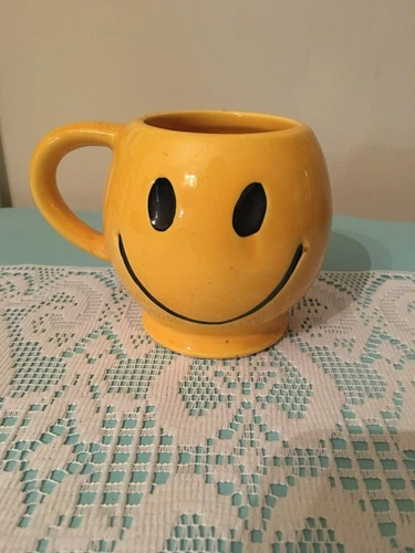 Vintage 1970’s McCoy Pottery USA Ceramic Yellow Smiley Happy Face Mug Coffee Cup