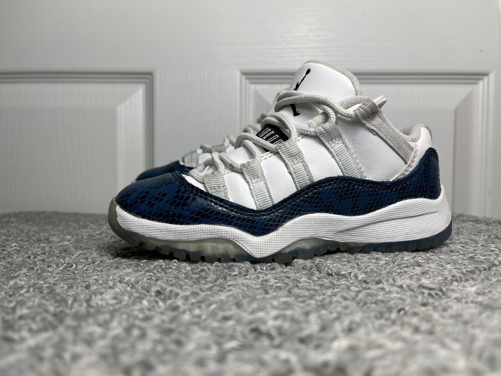 blue jordan 11 snakeskin