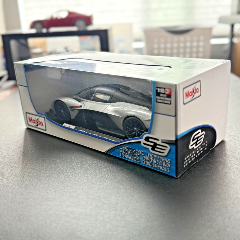 Aston Martin Valkyrie 2021 modelo diecast 1:18 - MAISTO - plateado Foto 2 de 2
