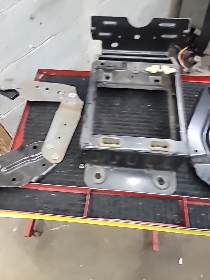 2004-07 F150 Stx 4.6 Center Front Seat Mount  Brackets (Bin 312) - Image 2 of 4