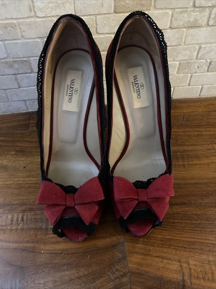 正品 Valentino Garavani 红色麂皮绒蝴蝶结高跟鞋厚底高跟鞋,尺寸 37 — 第 3/4 张图片