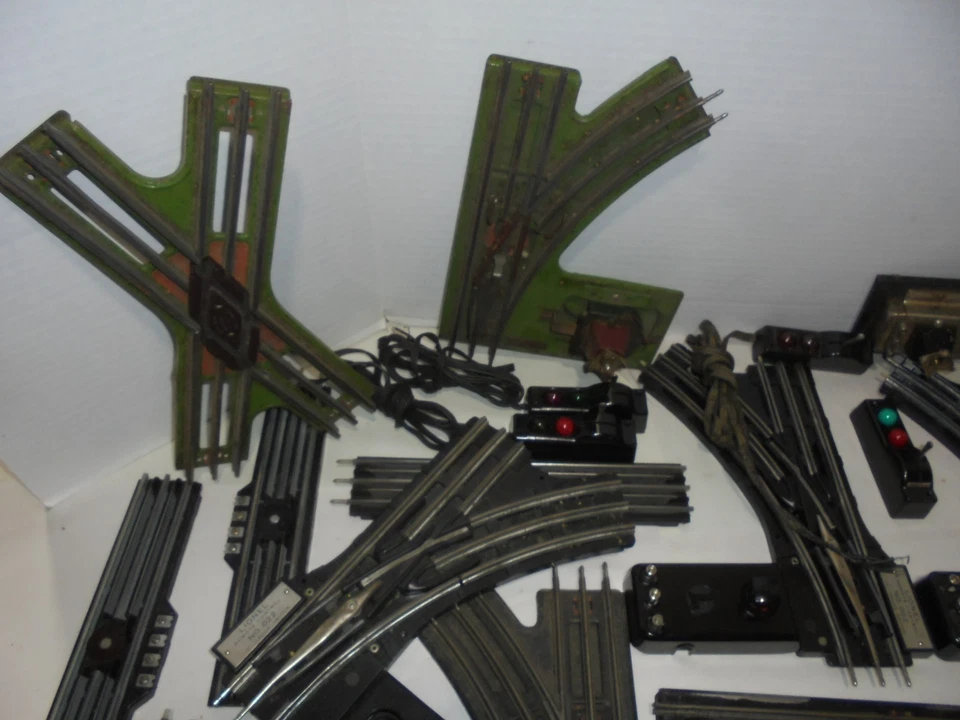 LIONEL HUGE LOT OF O GAUGE TRACK AND SWITCHES VINTAGE POST WAR 130 PIECES TRACKS - Image 3 of 4