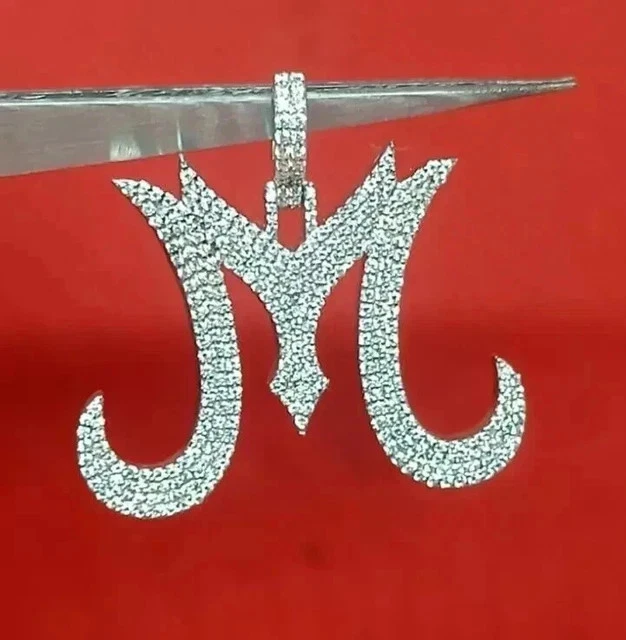 Lindo pingente masculino folheado a ouro amarelo 14k com letra "M" corte redondo 3 quilates criado em laboratório - Imagem 2 de 4