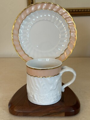 Mottahedeh Vista Alegre Salmon Embossed Swan Cup & Saucer  Beautiful Conditio