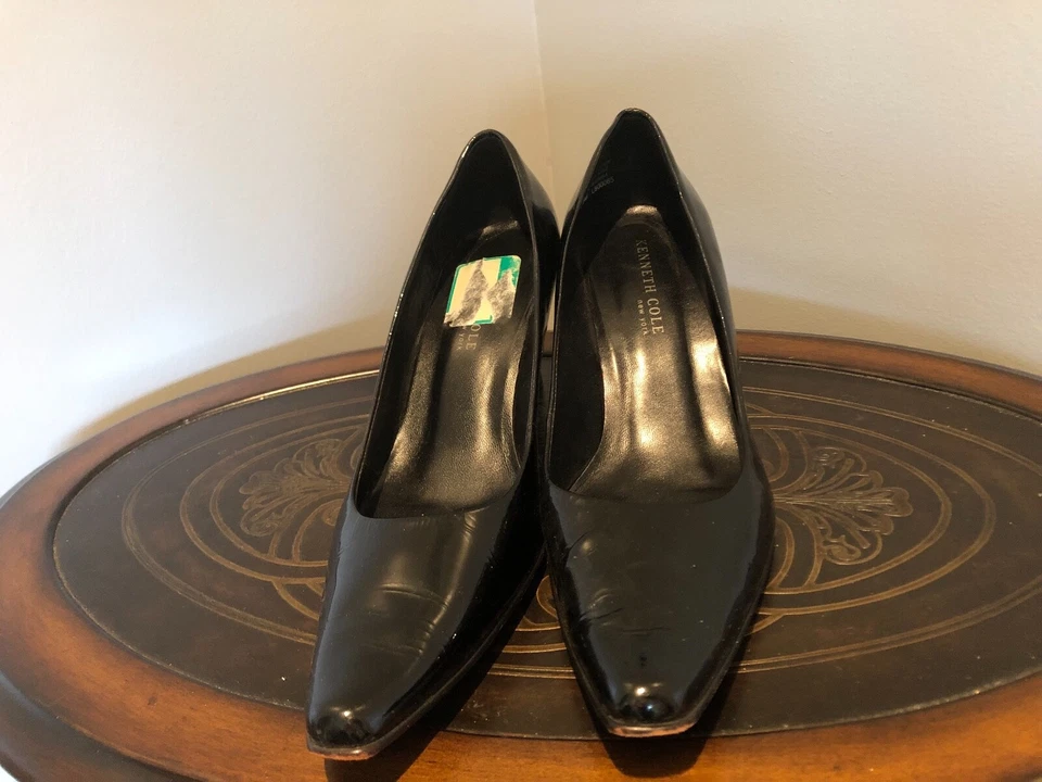 Vintage woman's classic black shoes. Brand Kenneth Cole, Size 8.5 M - Image 2 of 4