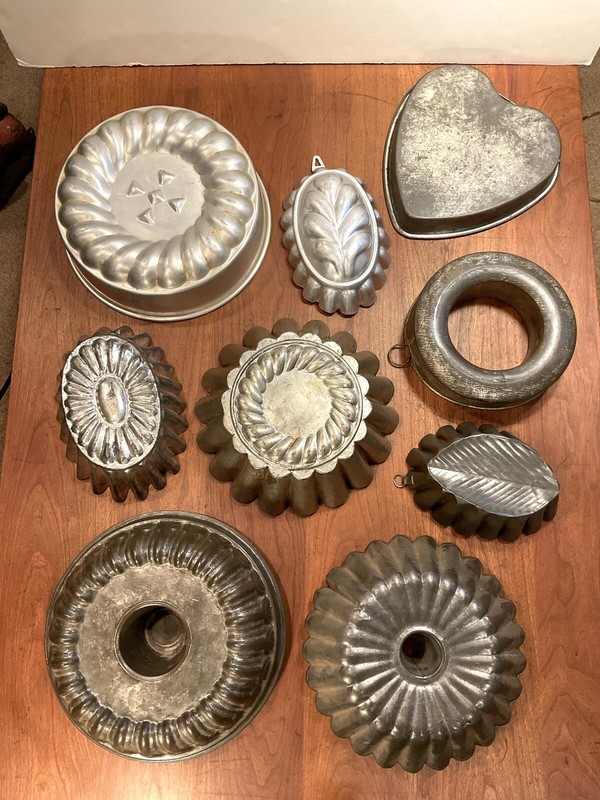 VINTAGE KITCHEN MOLDS AND BAKING PANS LOVELY LOT OF 9