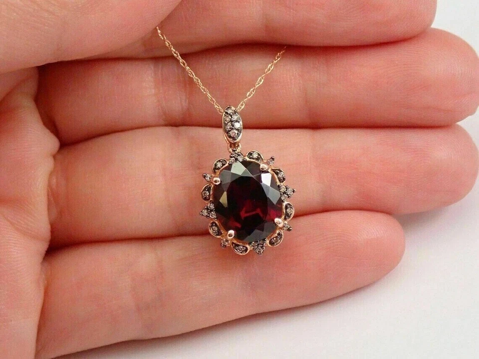 Pingente de halo de granada vermelha simulado corte oval 2 quilates folheado a ouro rosa 14K corrente livre - Imagem 3 de 4