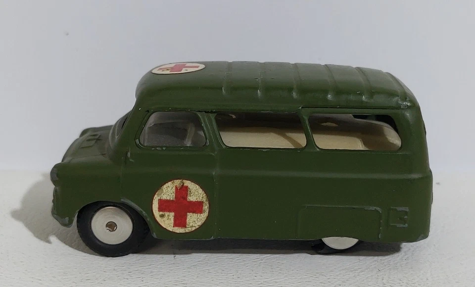 I109360 CORGI TOYS 1/43 n. 414 - Bedford Utilecon Ambulance - Immagine 2 di 4