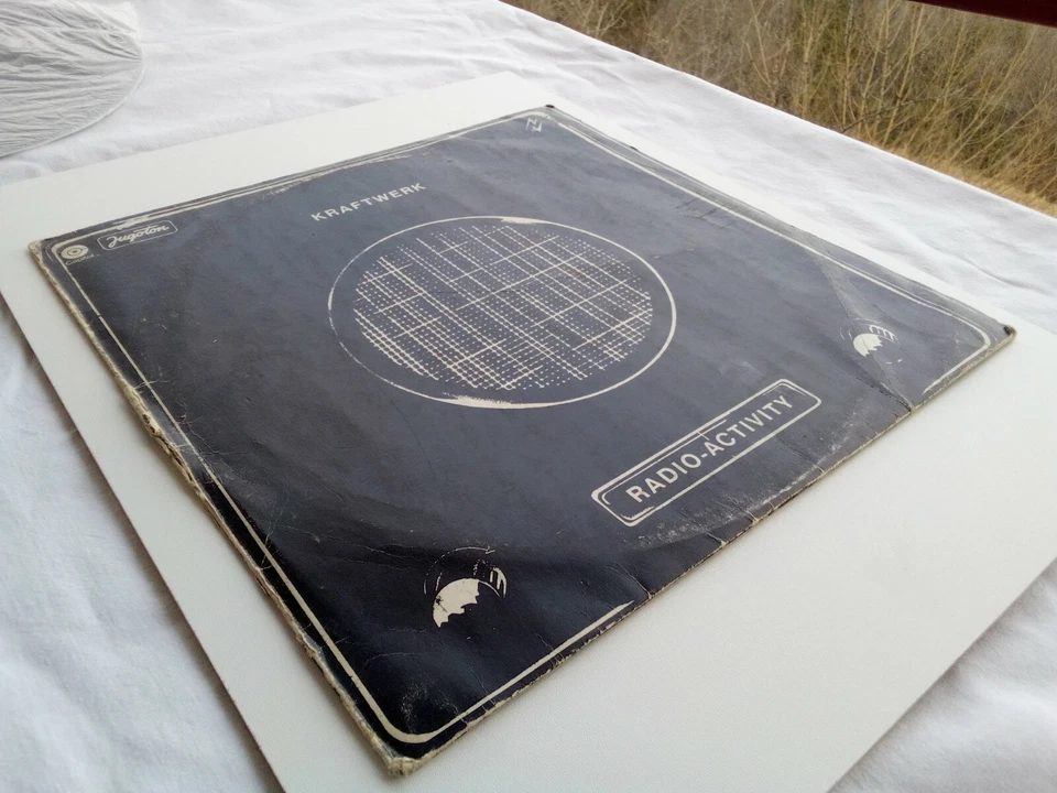Kraftwerk "Radio Activity" vinyl LP album, Jugoton 1976. Foto 3 de 4