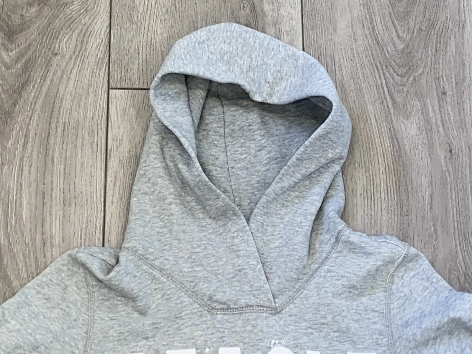 VALENTINO Felpa con cappuccio cuore giocosa American Eagle Outfitters grigio era manica lunga