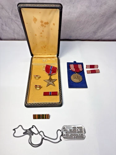 Vintage Military WWII Medals Bronze Star, Victory Medal, Lapel Pins    GG-113