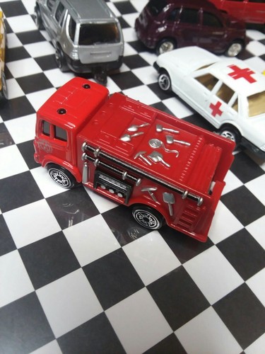 Maisto 1/64 Mixed Lot of 7 Vehicles (Taxi, Medic, Fire, Hummer, Etc) - Picture 9 of 10