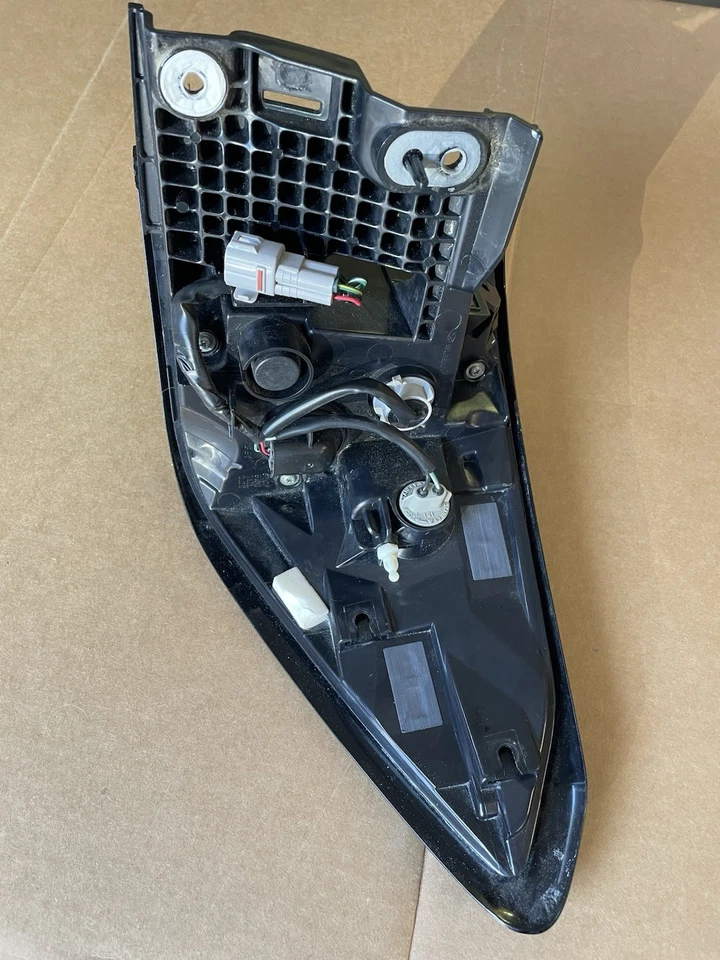 Luz trasera izquierda Subaru Outback Foto 2 de 2