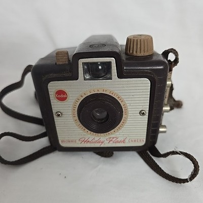 Vintage Kodak Holiday Flash Brownie 127 Roll Film Camera Vintage V28 Untested