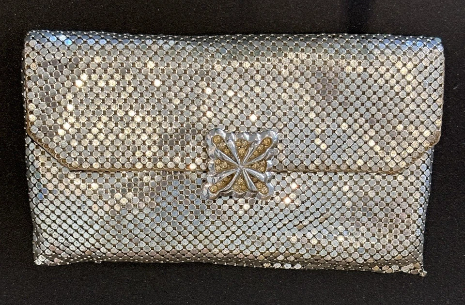 Bolso sin asas de malla metálica plateada Whiting & Davis compacto a juego, regalos de moda para ella Foto 3 de 4