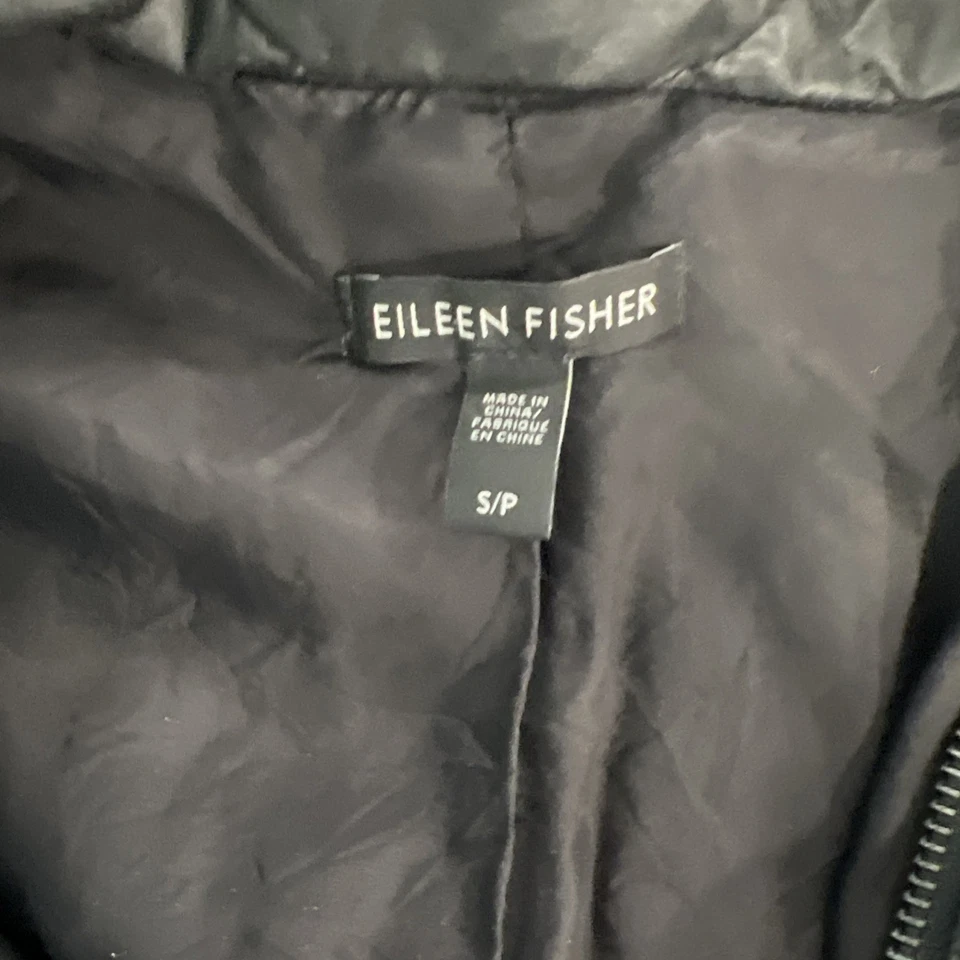 Abrigo pequeño negro con cremallera acolchada acolchada acolchada Eileen Fisher para mujer Foto 3 de 4