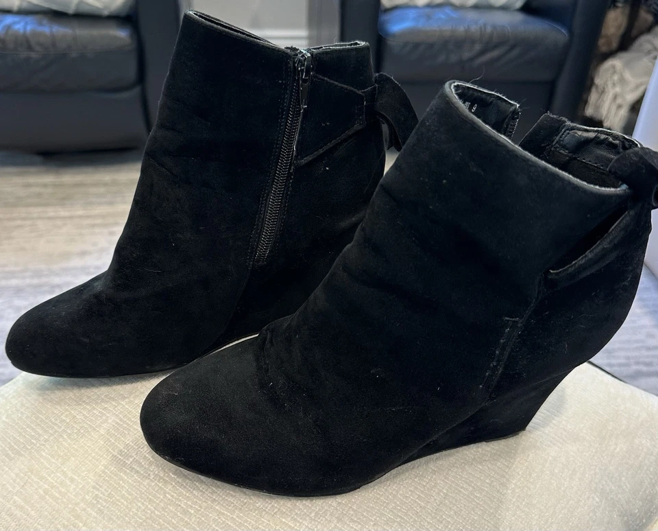 Bamboo Sz 9 Black Wedge Heel Ankle Boots NWOT Sueded - Image 2 of 4