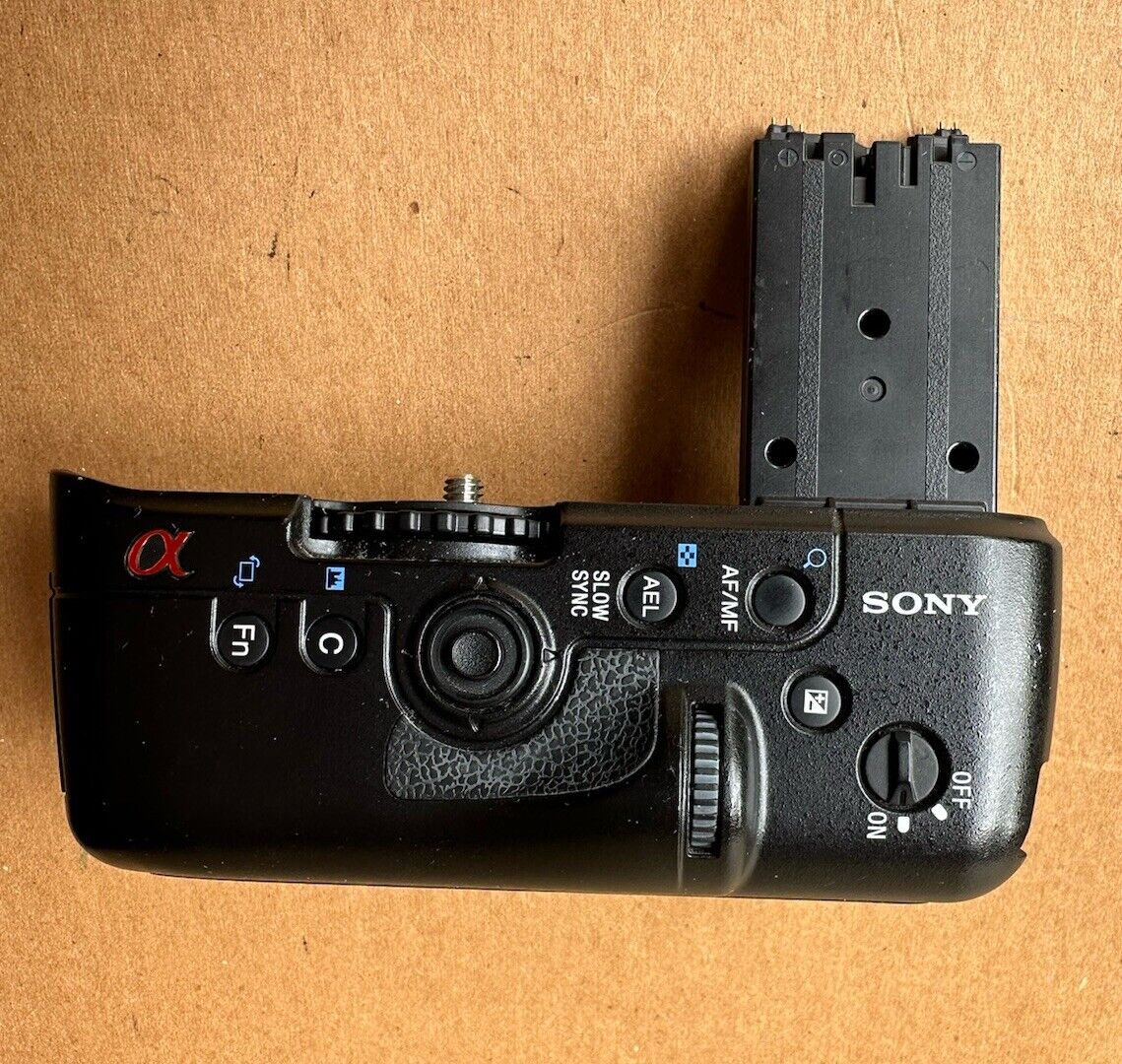 Sony Original VG-C90AM Vertical Battery Grip for Sony A900 Sony Original VG-C90AM Vertical Battery Grip for Sony A900