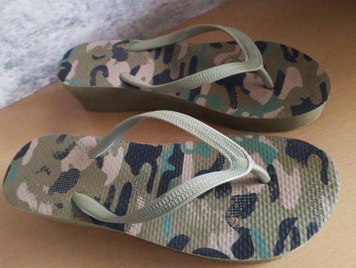Women's Size 8 Camo Green Flip Flop Thong Sandals with Heel - Picture 3 of 6