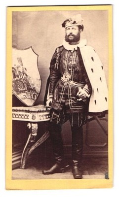 Fotografie Portrait Schauspieler als Edelmann mit Wappenschild 