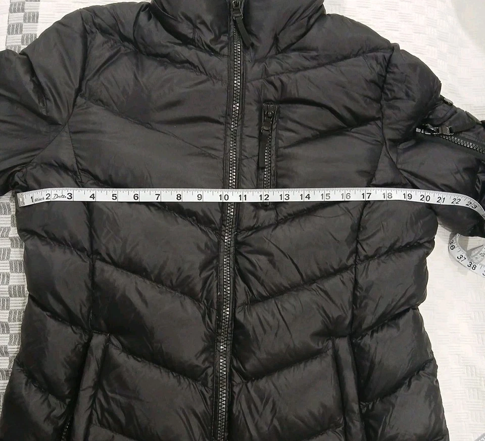 Chaqueta acolchada negra con aislamiento ligero ANDREW MARC para mujer grande Foto 4 de 4