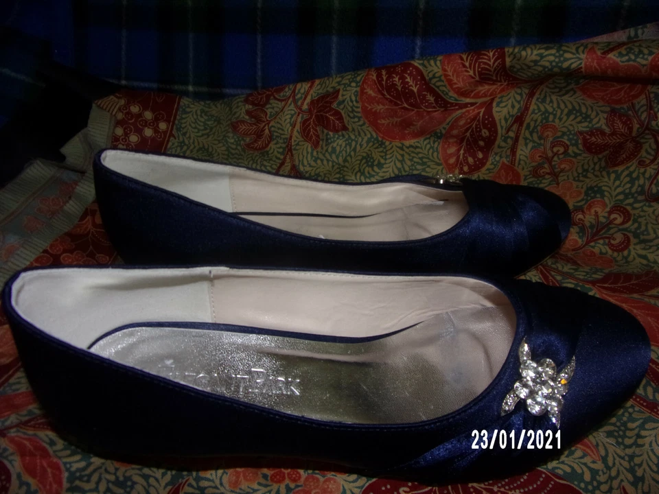 Elegant Park Women's BLUE Satin Rhinestone Kitten Heels Pumps Size 8.5 - Image 3 of 4
