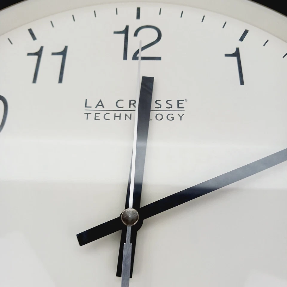 Atomic Clock With Radio Controlled Self Setting Time. White La Crosse Technology - Image 3 of 4