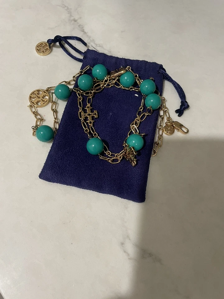 Collar enchapado en oro estación logotipo resina verde azulado Evie diseñador Tory Burch Foto 2 de 4