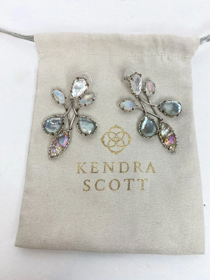 Серьги-гвоздики Kendra Scott Gwenyth в серебряной оправе смесь слоновой кости - Изображение 4 из 4