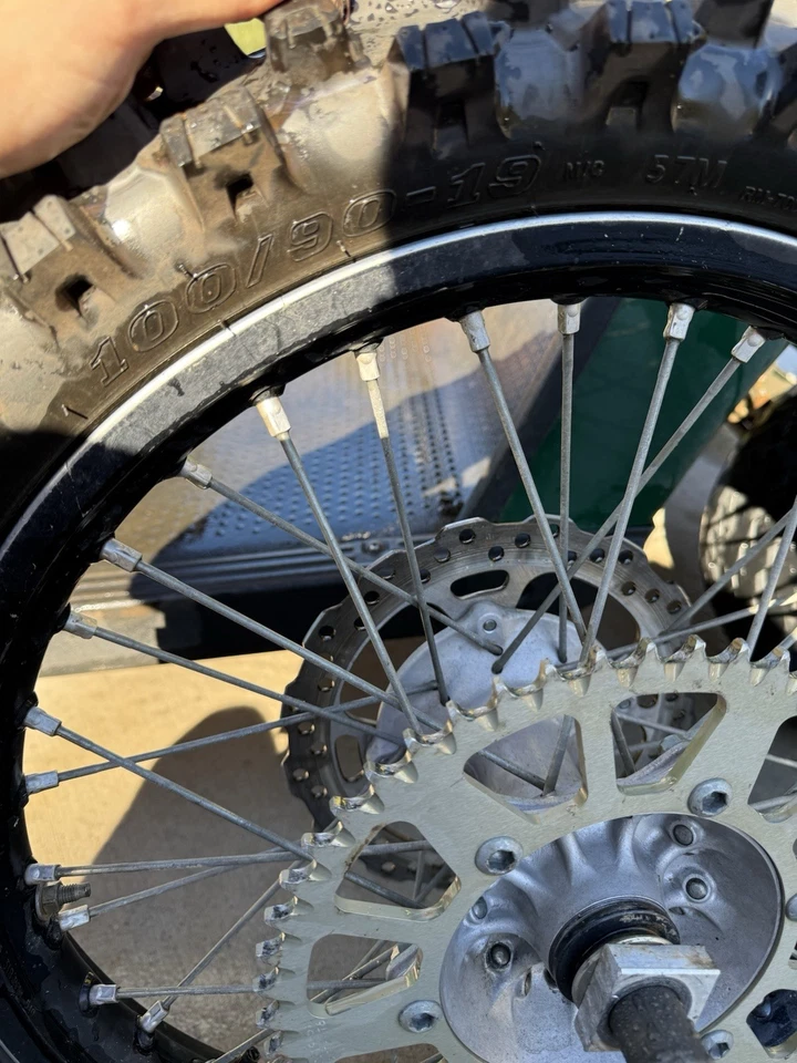 09-16 KAWASAKI KX 250F KX250F OEM LLANTA TRASERA BUJE Y NEUMÁTICO BONITO 19X1,85 Foto 4 de 4