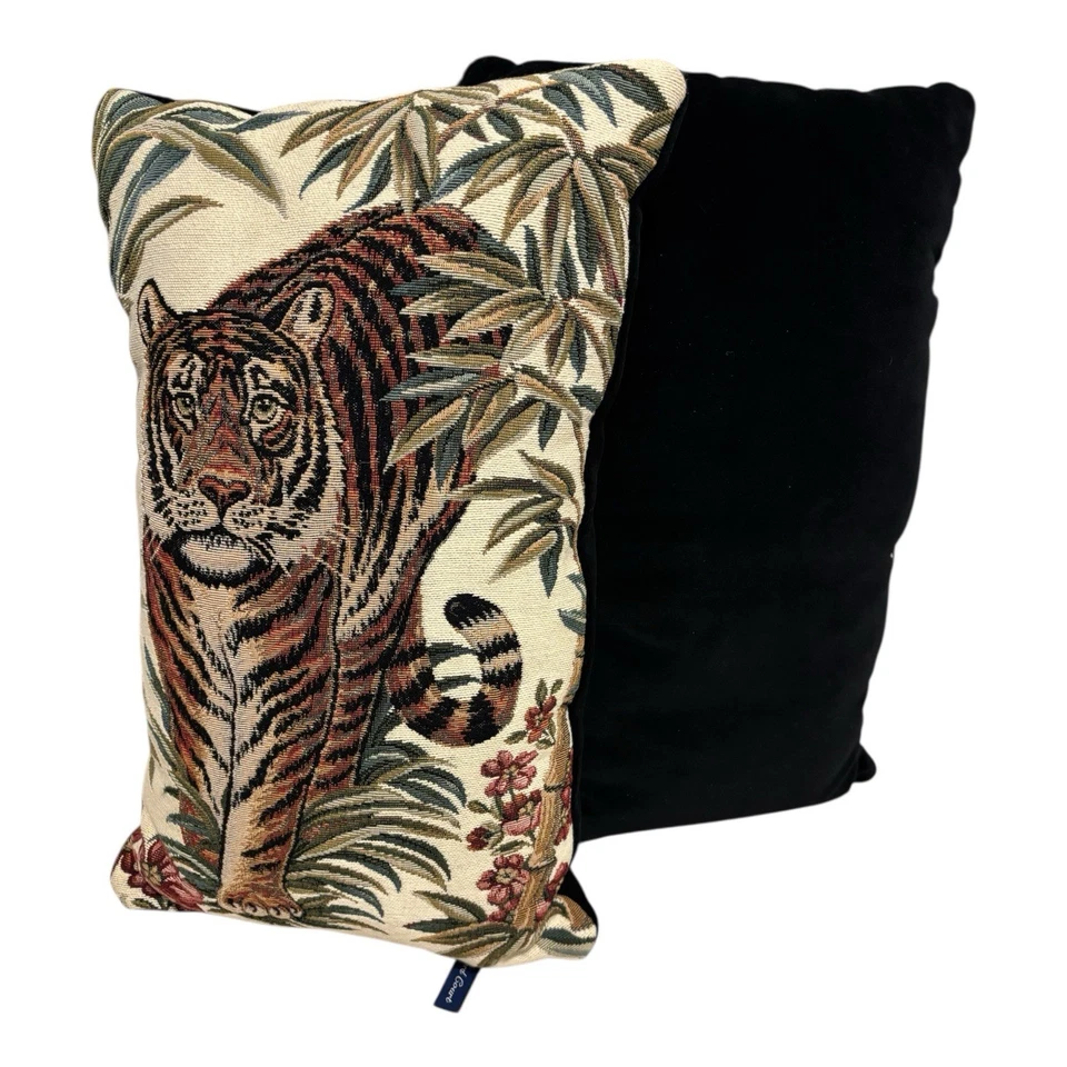 Juego de 2 almohadas de terciopelo y tapiz de tigre Ashford Court de colección. Foto 3 de 4