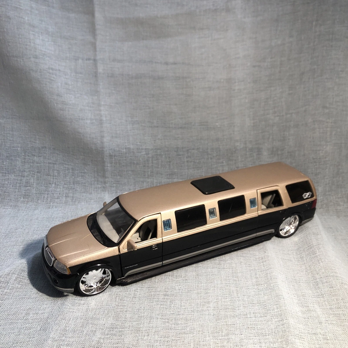 Maisto Lincoln 1:24 Diecast & Toy Vehicles for sale - eBay