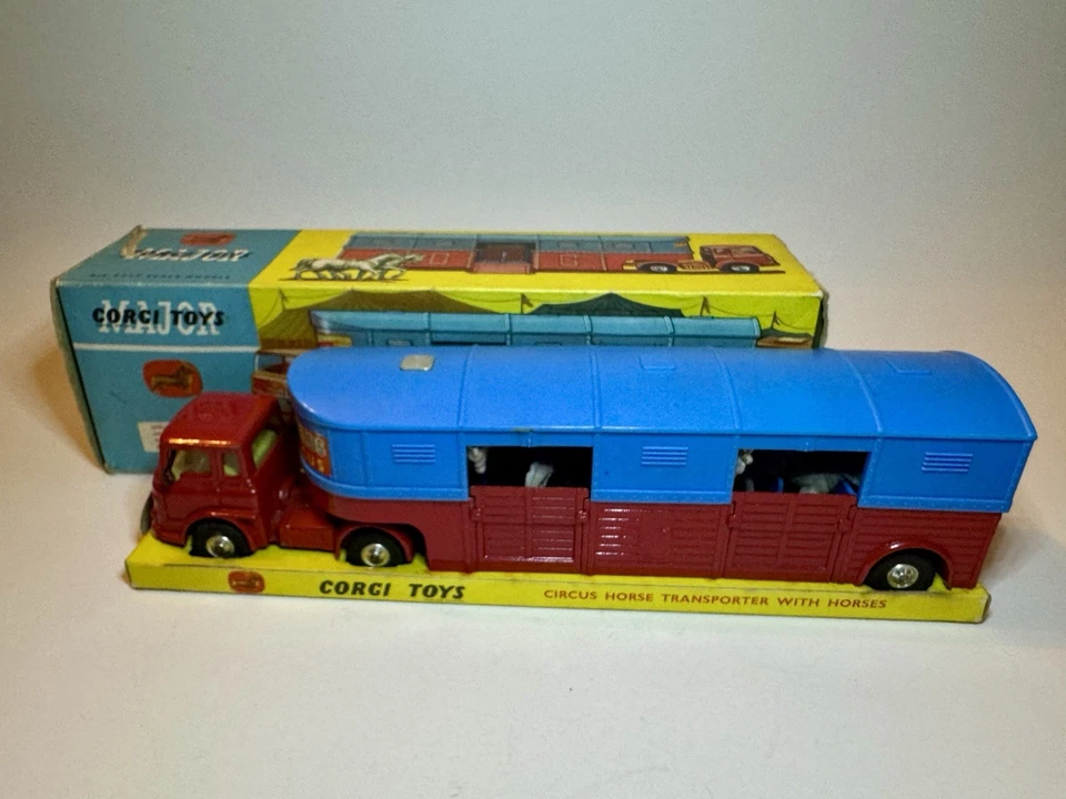 Corgi Major #1130 Chipperfields Circus Bedford Horse Transporter w/Horses w/Box - Image 3 of 4