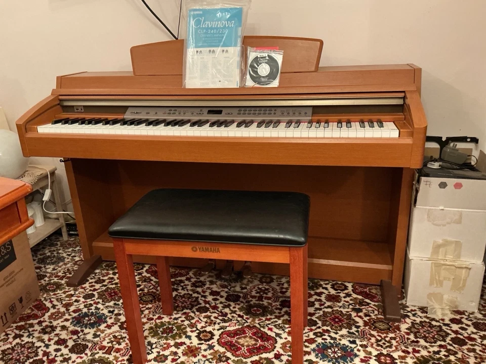 Yamaha Clavinova CLP240 Electric Piano in Excellent Condition, photo 3 of 5